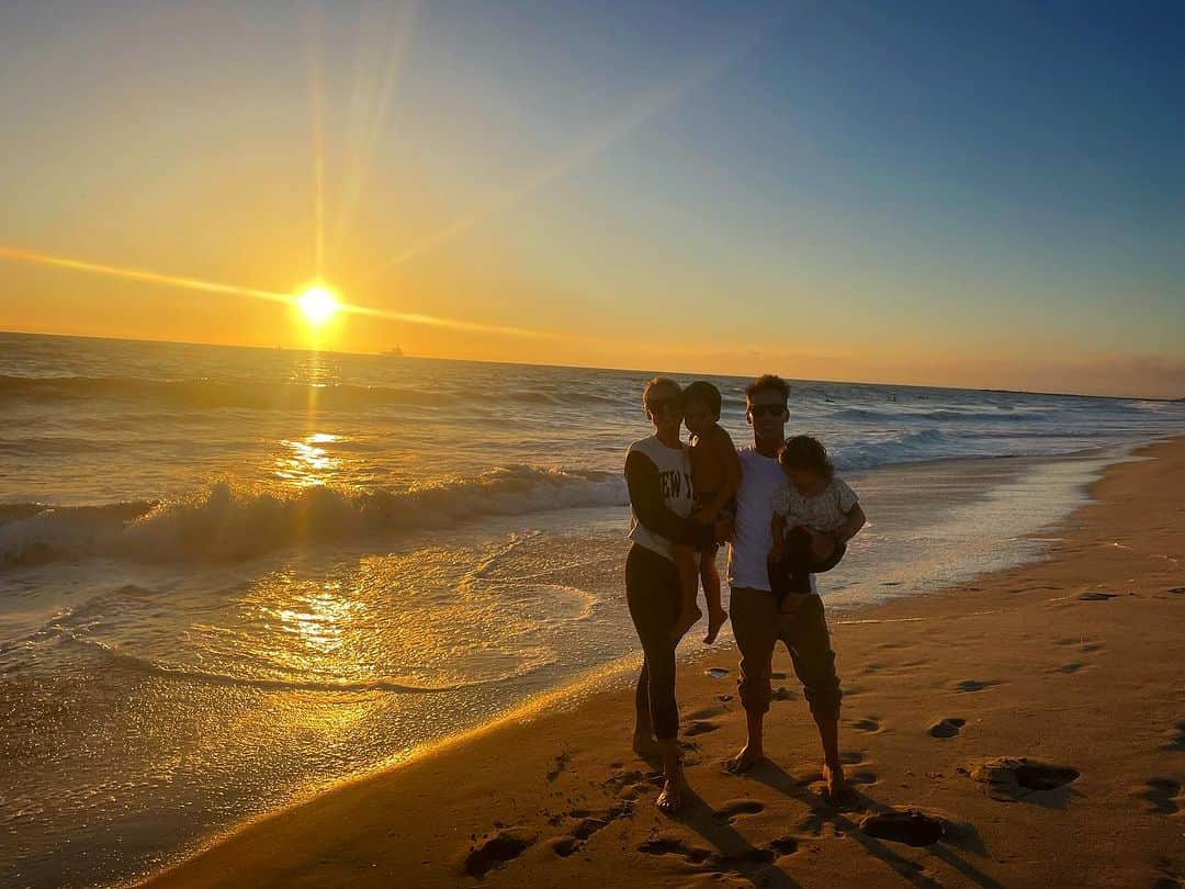 トニ・エリアスのインスタグラム：「Its Time!! Time to Go!!! Its been a Dream,a pleasure,and honor..and amazing chapter of my life. I can say i lived The California Dream for 7 years...and it's been a Blast!!! Im soo greatful for the amazing moments and friends U met during this time. The country who gave me the most important things in life, my wife and my kids!!  This is not a good bye...This is a See you Soon!!! I have always been proud of this country, and now even more! Its Time To Go..Time to open a new chapter in life in Europe. I hope to pay back what I recieved soon!! ! Thank You United States of America to treat me so well!!! 🙏♥️🇺🇸」