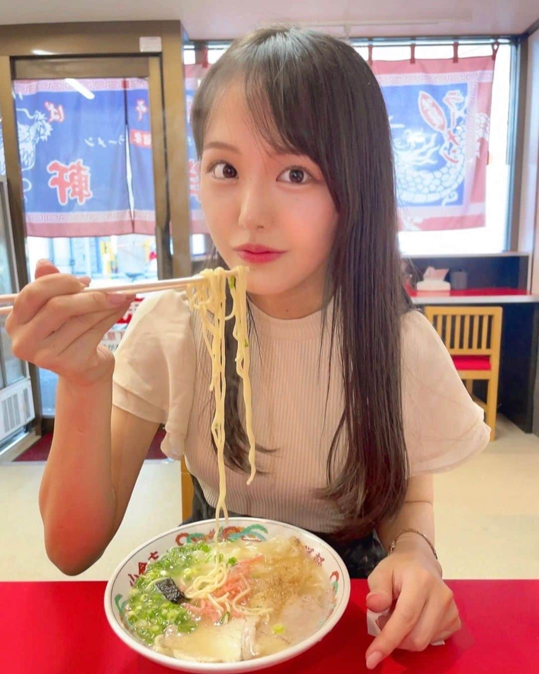 福田朱里のインスタグラム：「らーめん！ラララ 紅しょうが入れすぎるのすき❤️‍🔥  #ラーメン #ラーメン屋 #とんこつラーメン #麺類 #小倉 #小倉ランチ #北九州 #小倉グルメ #東洋軒 #ワンピース #アイドル #福田朱里 #japantravel #fukuoka #japanesefood #japanesegirl #ramen #Japan #japantrip #idol #STU48」