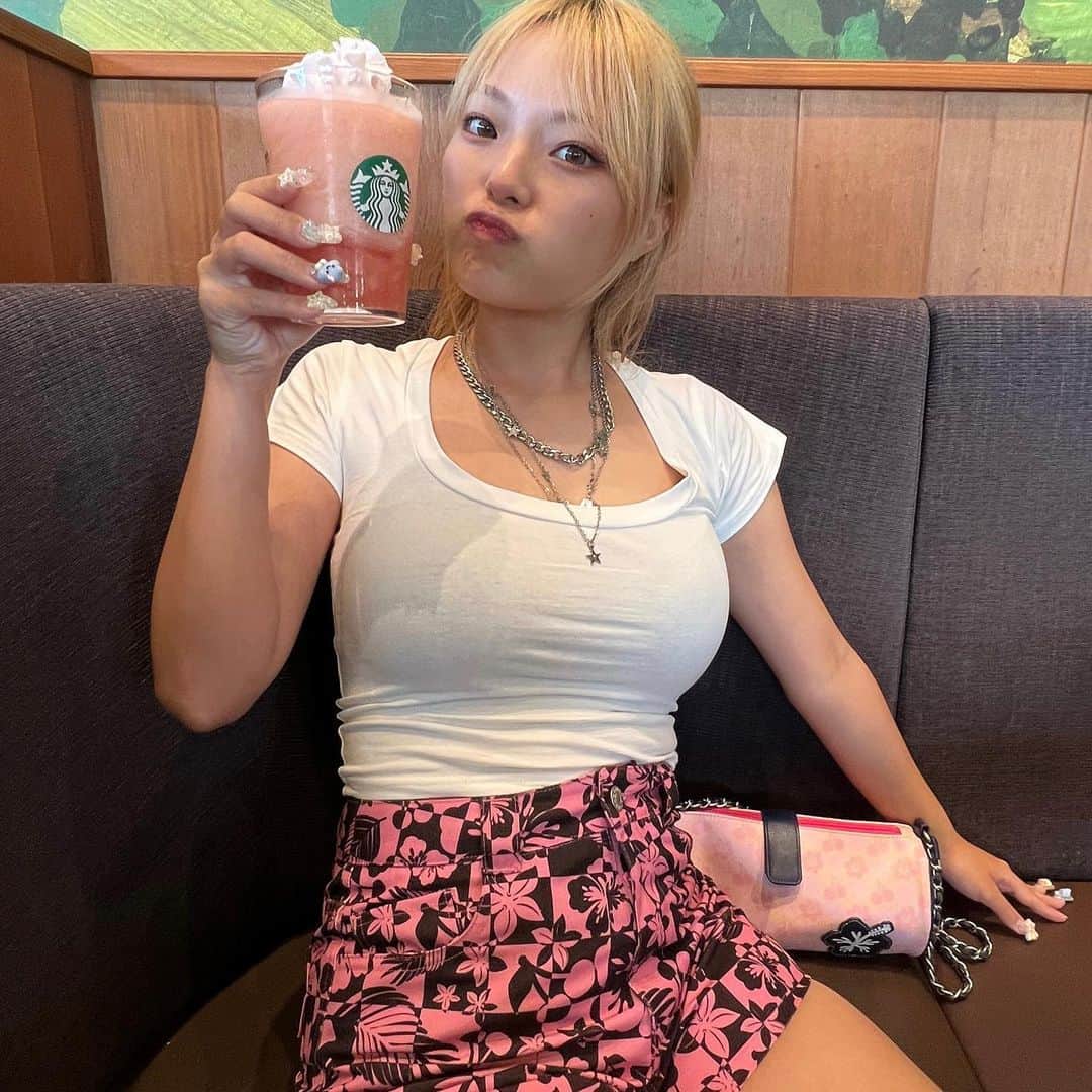 湯上響花のインスタグラム：「🍑 滑り込みで飲めた桃フラぺ(˶ᐢωᐢ˶) スイカも気になってる！🍉 綺麗な眉毛 @une_fleur_nao さんに やってもらいました♡天使のように優しい😸🩷 ありがとうございます՞ ᵒ̴̶̷̤-ᵒ̴̶̷̤՞」