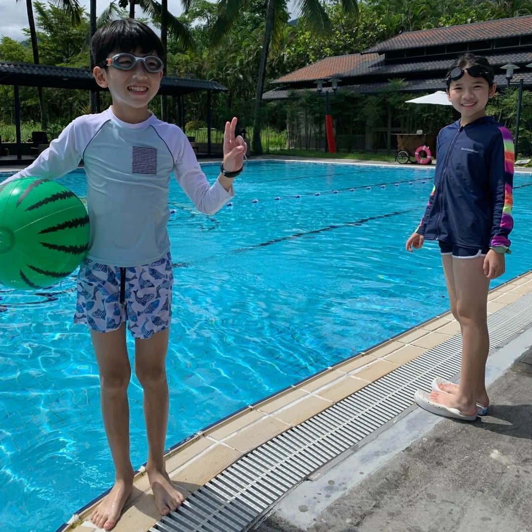The Twins Chelsea & Jesperのインスタグラム：「暑假最值得回憶的一趟旅行 是跟我的瑜伽好姐妹搭火車出遊 不過因為是暑假啊～總是得帶上夫小 四個家庭 一起包棟 一起連通 一起育兒  真的就帶上一咖行李  搭一班火車  直達我們的渡假村 @churesort 完全沒有最令人苦惱的長途開車 最樂的應該是老公們吧～  林榮新光據說是集團特別建造的車站 一出站可愛的接駁列車已在等候 短短不到幾分鐘（根本過個馬路就到） 完全想像不到車站附近能有一個這麼慢步調的度假村  我們入住的是小島空旭 • 挑高山屋房型 四個房間都是四人超～～～大雙人床的房 房裡還都有個小客廳、玄關 跟隔壁還可以直接開門連通 小孩開心極了！  村裡還有用心打造的兒童遊戲室 許多陳列與選品都是好有溫度的巧思 感受得到空間是為親子同樂所設計 不管是讀書區還是遊樂區 都能讓孩子的陪伴者也融入其中  當然豐富的課程體驗也是相當多選擇 光是手作課就好幾項 運動類的體驗像是爬樹、SUP都有呢！  我們這群孩兒都偏小 單純玩耍泡泡活動、泳池玩水、屋前玩沙就開心不已了  至於餐食的時間規劃我覺得相當特別 尤其早餐～竟然可吃到中午十二點！！ 幾乎都睡超晚、吃超飽、早午餐一次解決  接著入秋村裡即將開放戶外裸湯 迎接涼爽的天氣也規劃了單車路線遊 不管哪個季節來丘丘森旅都有不同的趣味  回程我跟姐妹們開玩笑說 之後跟老公吵架需要身心療癒時 可以買張火車票直接逃來這裡 上上瑜伽還有各式紓壓課程 是不是很不錯呢？」