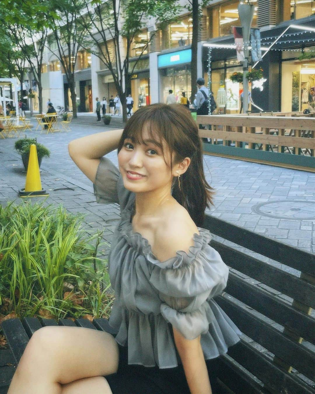 三田萌日香のインスタグラム：「. . . 男の人ってこの仕草好きって聞いたけど本当？ . . . . . . #japaneseidol #japanesegirl #idol #girl #アイドル #アイオケ#selfie #ootd #オフショル #オフショルコーデ #丸の内 #fff #fypシ」