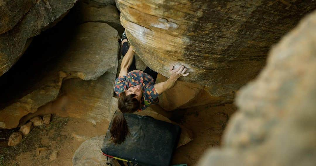 ペイジー・クラッセンのインスタグラム：「Proud of the boulders I got to stand on top of this trip, but there are so many more that stumped me. We often think we either are or are not strong enough for given moves. But sometimes the difference between a move feeling doable or impossible is just a subtle body position. Here’s one that I really wanted to do, and felt strong enough for, but just couldn’t unlock - Barracuda, V11. Next time, perhaps.  🎥 Screen grab from @ruankotze01 for @lasportivana. Stay tuned 👀 for a video piece in the coming months.」