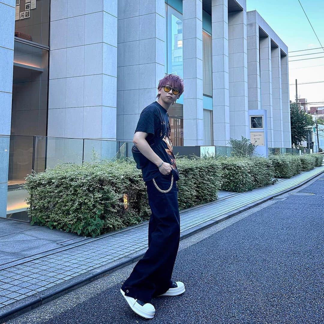 志村秀哉のインスタグラム：「今日は髪染めて映画見た🎞️  new sneaker @rickowensonline  MEGA BUMPER..  #超特急 #rickowens #wooyoungmi」