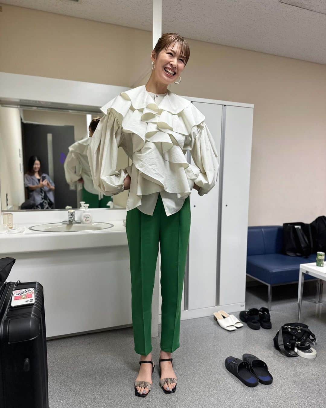 木村沙織のインスタグラム：「. まだメディア系の働き方は試行錯誤中ですが バタバタしながらも楽しい一日でした🥹🌱 . 家族やチーム🅰️のみんなに感謝です🤝✨ . . ブラウスかわいかったぁ👗」