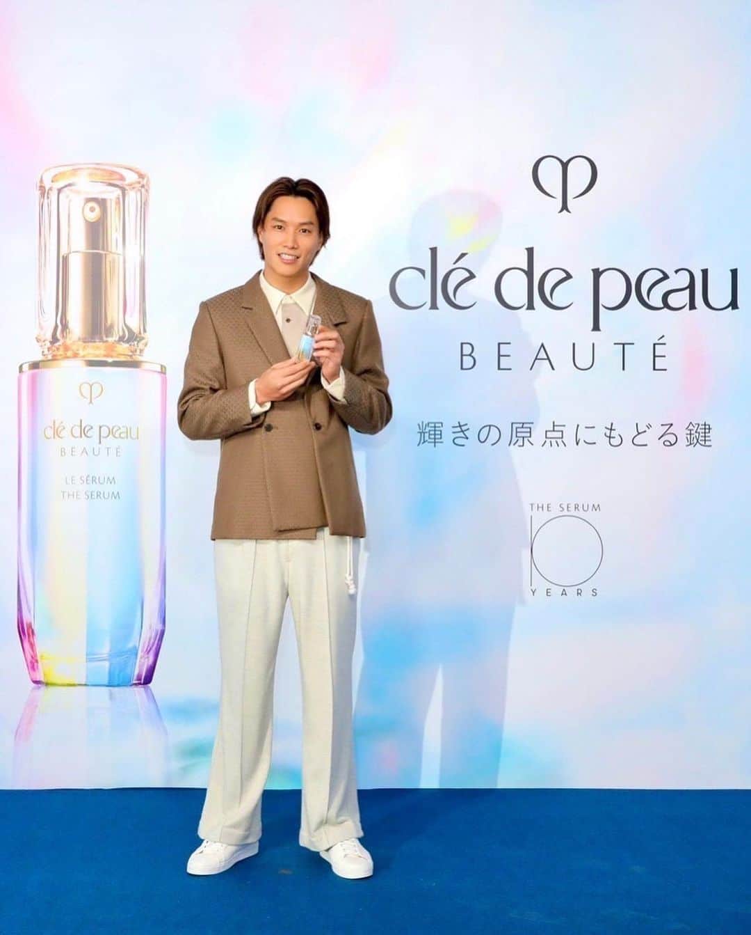 鈴木伸之のインスタグラム：「. クレ・ド・ポー ボーテの 美容液「ル・セラム」 の誕生10周年を記念したPOPUPイベントに行ってきました！  ナレーションを聞きながら進んでいく中で細胞の神秘に触れるエリアや、 ル・セラムを体験できるタッチアップブースがあったりと 「輝きの原点にもどる鍵」というコンセプトを体験できるイベントでした！ 数量限定のオリジナルモクテルも美味しかったです🍸  ル・セラムは輝きと使用感がとても良かったです🤚✨ メンズの皆さんにもおすすめの美容液です！  東京・神宮前にて、8月18日(金)〜8月27日(日) まで事前予約制で開催しているので、皆さんも是非遊びに行ってみてください！  @cledepeaubeaute #クレドポーボーテ #ルセラム #細胞からはじまる輝き #pr  10周年心から おめでとうございます㊗️🎊」