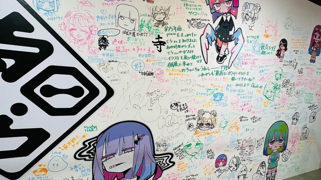 寺田てらのインスタグラム：「イラストレーターのウラバナ生放送終わった！　日を空けてみたら壁ほとんど描く場所ないくらいに埋まってた、みんなありがとう〜😭　  描けるとこないから左側のピンクの壁にも広げてって欲しいな  ぽんぽこちゃんやナナヲちゃんや野良いぬちゃんのサインあるから見つけて見てね☀️」