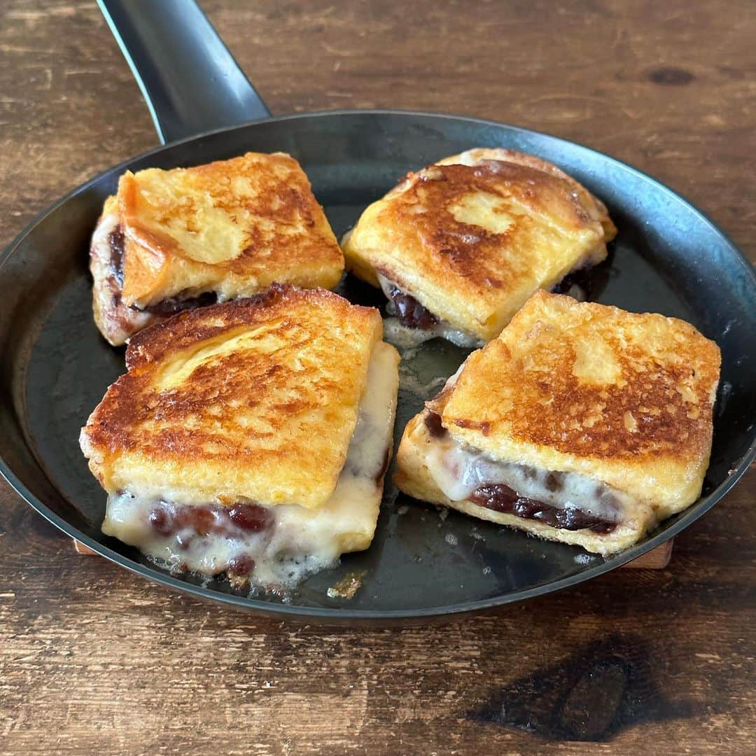 のインスタグラム：「あんことチーズでフレンチトースト French toast with Anko and cheese #yummy #homemade #healthy #toast #frenchtoast #anko #cheese #おいしい #フレンチトースト #トースト #あんこ #チーズ #マカロニメイト #フーディーテーブル #手作り  食パン2枚、卵1個＋牛乳1/2カップ、チーズ、あんこ、焼く油、仕上げのバター、食べる時にアイスなど 2 thin-sliced bread, 1 egg with 1/2 cup milk, cheese, Anko sweet red bean paste, oil, butter… and ice cream…」