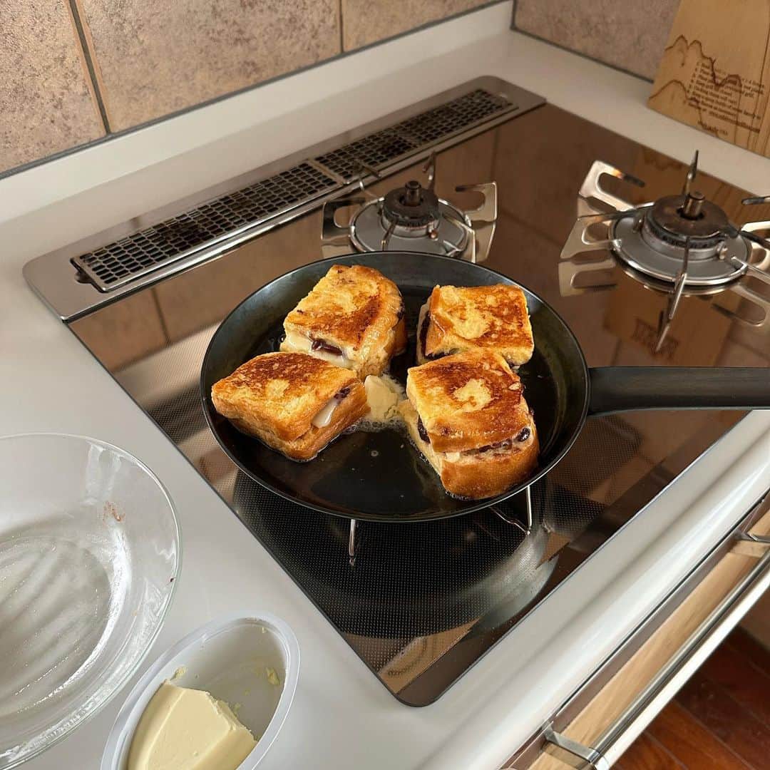 Tesshiさんのインスタグラム写真 - (TesshiInstagram)「あんことチーズでフレンチトースト French toast with Anko and cheese #yummy #homemade #healthy #toast #frenchtoast #anko #cheese #おいしい #フレンチトースト #トースト #あんこ #チーズ #マカロニメイト #フーディーテーブル #手作り  食パン2枚、卵1個＋牛乳1/2カップ、チーズ、あんこ、焼く油、仕上げのバター、食べる時にアイスなど 2 thin-sliced bread, 1 egg with 1/2 cup milk, cheese, Anko sweet red bean paste, oil, butter… and ice cream…」8月17日 22時22分 - tmytsm