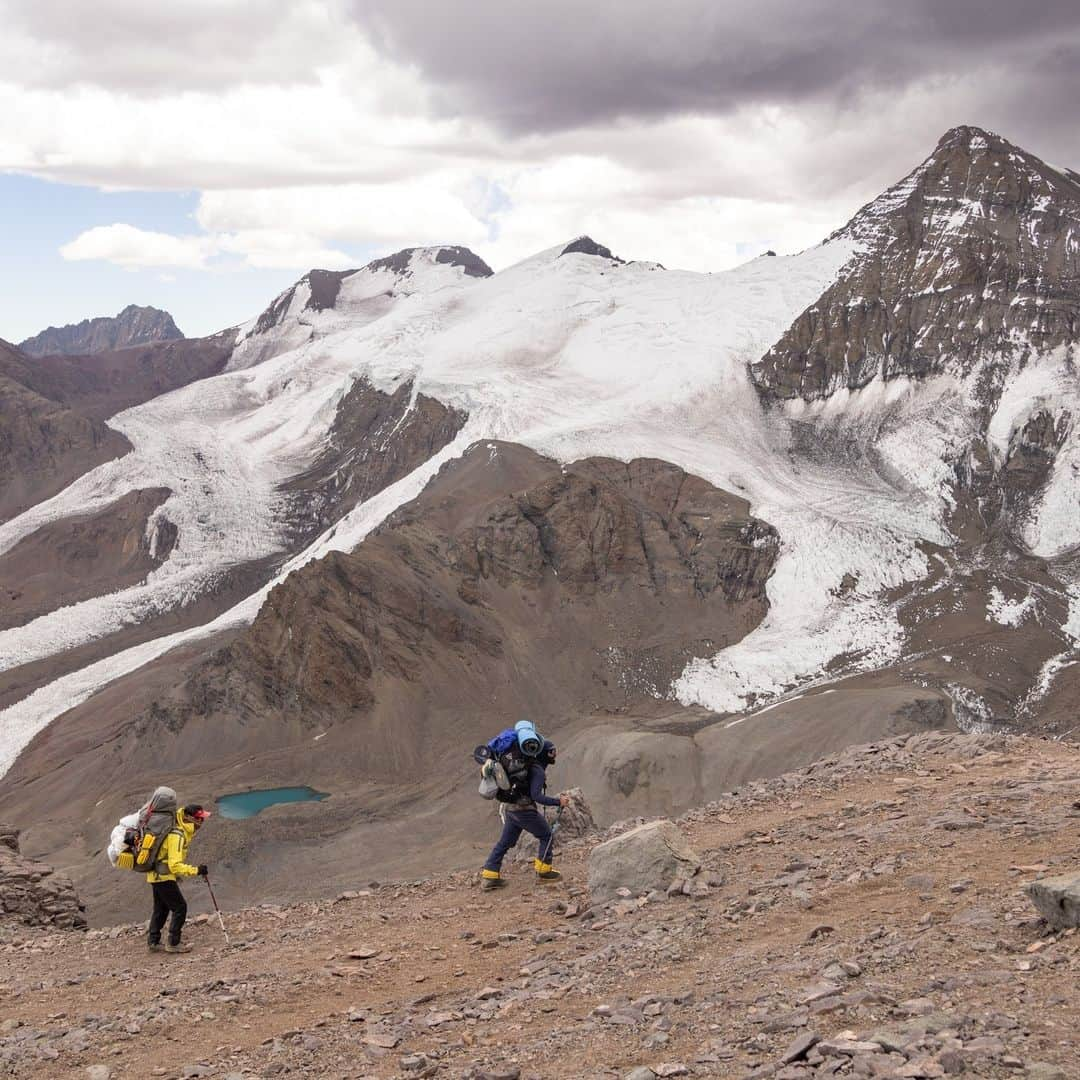 マーモットのインスタグラム：「Getting one step closer to a game of foosball and a big dinner at basecamp!   Max Djenohan (@nomadikmax) and Bruno Pavone (@brunopavoneguide) hiking down to basecamp, around camp 1 at 16,568ft.   Aconcagua Provincial Park. February 2023.  Photo: @jsack_foto  #Marmot」