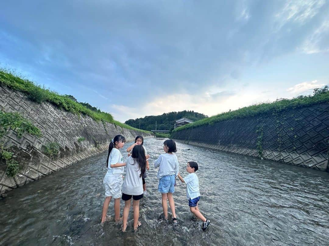 江原千鶴（エハラチヅル）のインスタグラム：「私も小さい頃によく入った川✨ 懐かしいな〜😆 大分は山も川も海も温泉もあっていいところ❣️  #エハラ家#夏休み#大分」