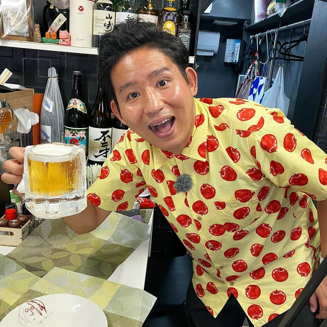 羽地政義のインスタグラム：「きょうは涼を感じるロケ！ こちらはなんと氷の器で作ったビールジョッキです🍻 見ているだけでも涼しげですよね✨ まさにめっけもん👀👌 スペシャルゲストとめっけましたよ⛓ 来週のトコサタでお伝えします🤤」