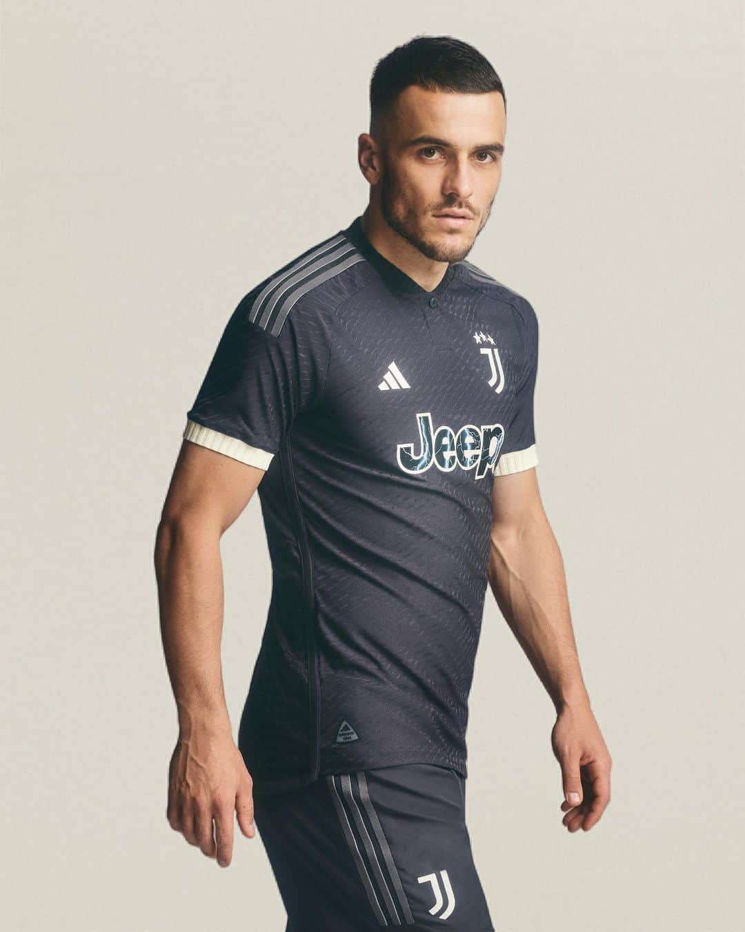 フィリップ・コスティッチのインスタグラム：「⚔️🔥🤍🖤 @juventus」
