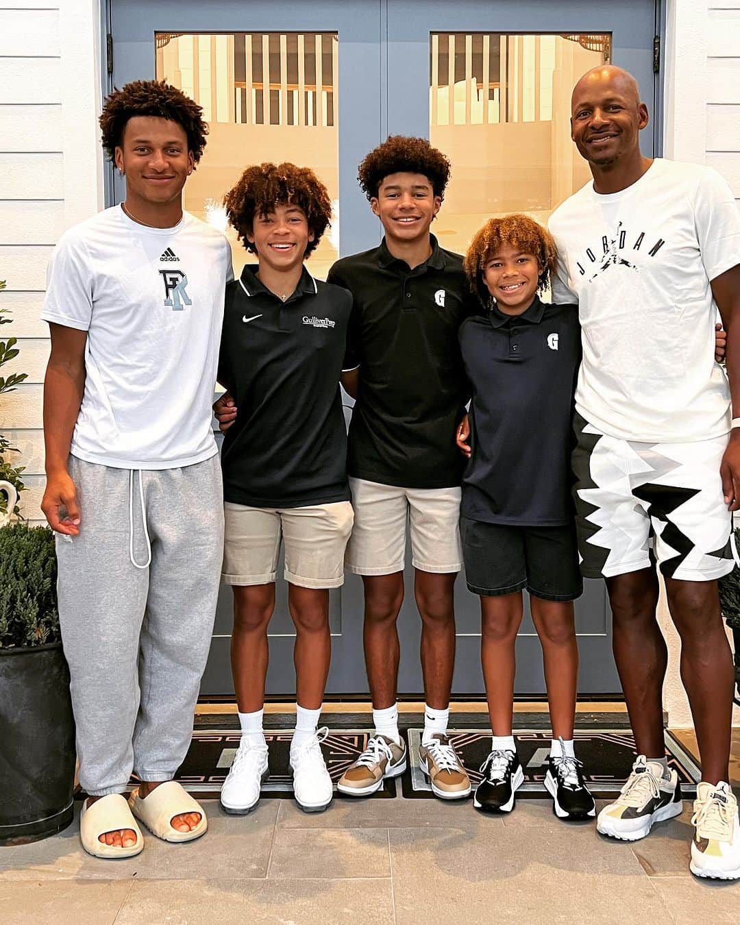 レイ・アレンのインスタグラム：「The first day of school with my big boys!  #prouddad」