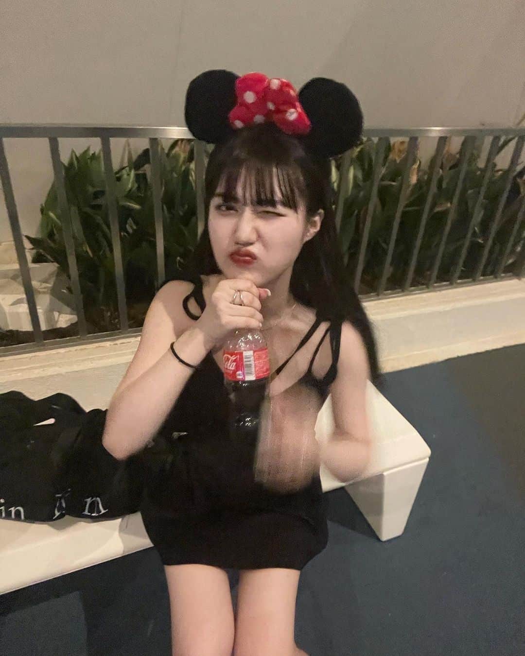 河崎みーなのインスタグラム：「ディズニーで飲むコーラが美味しすぎてほぼコーラで水分摂ってしもた🖤🐭 . . . .」