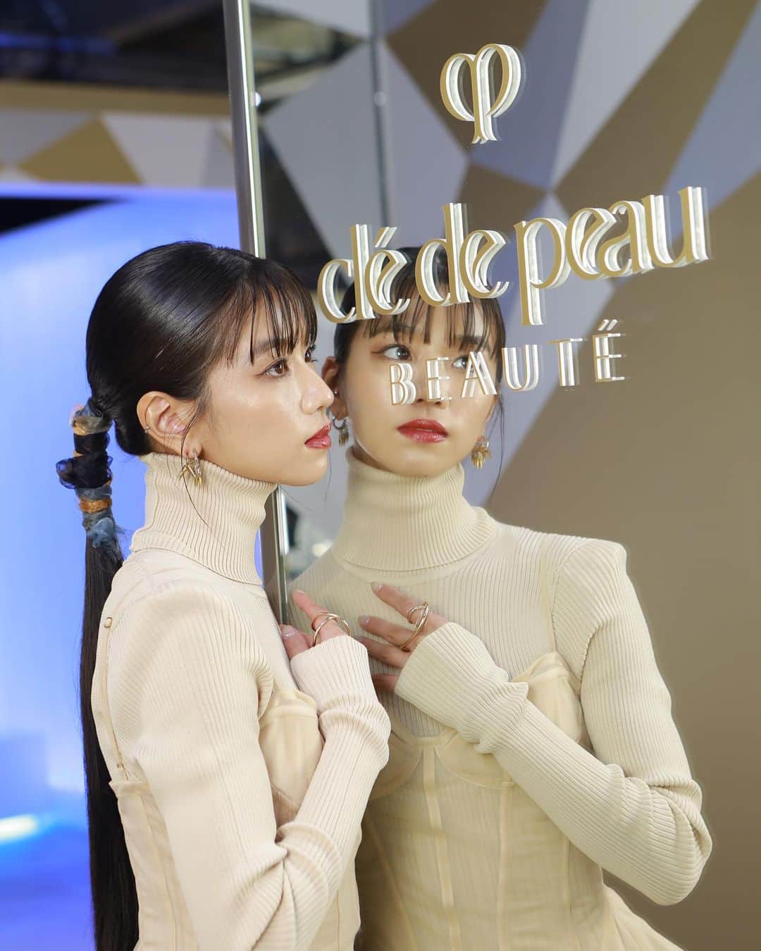 のインスタグラム：「クレ・ド・ポー ボーテ @cledepeaubeaute 誕生から10周年を迎える美容液「ル・セラム」のPOPUPイベントへ行ってきました♡  『輝きの原点にもどる鍵』というコンセプトの中、ル・セラムの魅力やクレ・ド・ポー ボーテの歴史を知ることができてとても貴重な時間でした。 クレ・ド・ポー ボーテが 40 年以上も肌細胞研究をしていることを初めて知りとても感銘を受けましたし、"輝きの原点"を目指して私もこれからル・セラムと一緒にもっともっとお肌と向き合っていきたいです♡  8 月 1 8 日(金)〜8 月 27 日(日)まで、事前予約制でPOP UPイベントを体験できるので、みなさんも是非参加してみてください☺︎  #クレドポーボーテ #ルセラム #細胞からはじまる輝き #pr」