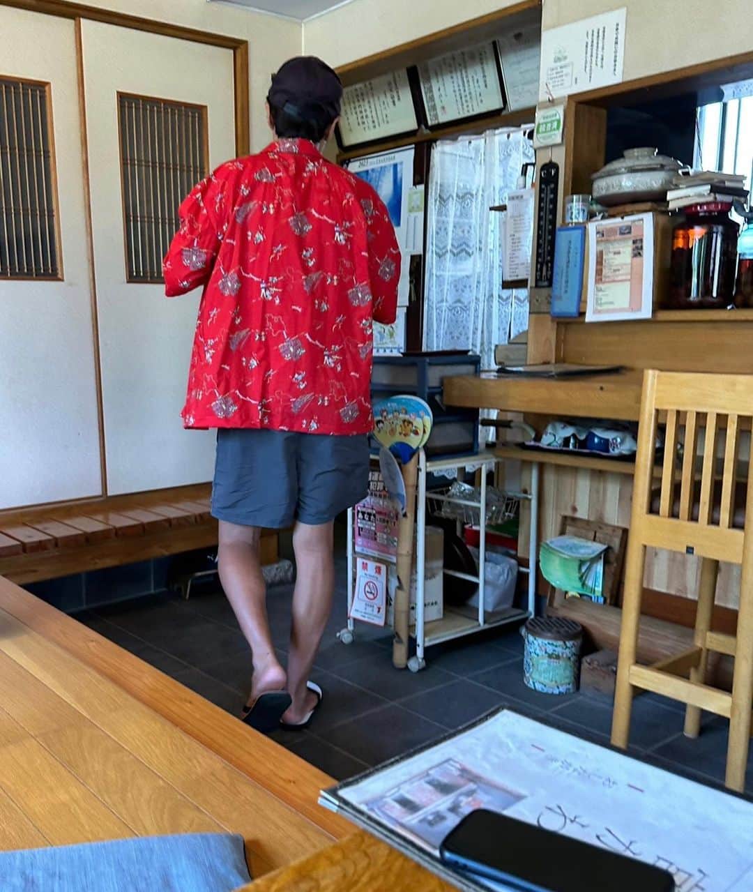 コカドケンタロウさんのインスタグラム写真 - (コカドケンタロウInstagram)「⠀ 【アロハシャツ】 コットン×レーヨン ポケット柄合わせしてみたよ。 去年作ったサンプルのシャツから、 襟を小さくして丈を短くしてみました。」8月17日 22時36分 - kokado_kentaro