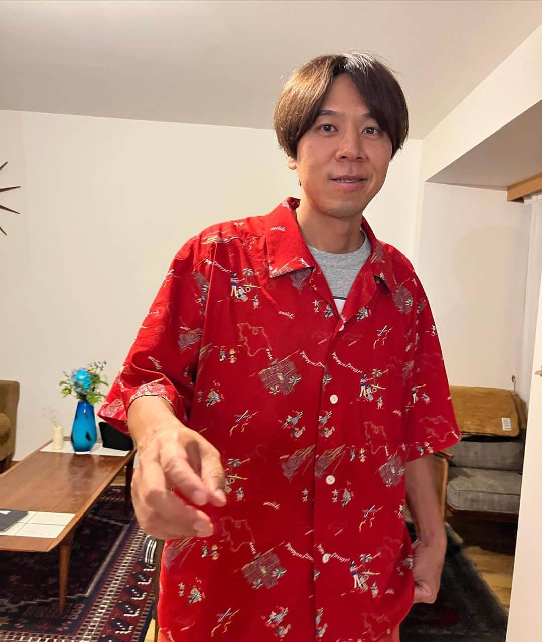 コカドケンタロウさんのインスタグラム写真 - (コカドケンタロウInstagram)「⠀ 【アロハシャツ】 コットン×レーヨン ポケット柄合わせしてみたよ。 去年作ったサンプルのシャツから、 襟を小さくして丈を短くしてみました。」8月17日 22時36分 - kokado_kentaro