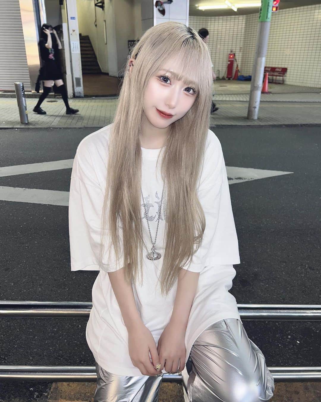 椎名栞のインスタグラム：「白とシルバー大好き‎、 . . . . . #instafashion  #fashion  #xu  #vivianwestwood  #white  #silver  #shibuya  #渋谷  #渋谷カフェ  #ハイトーンカラー」