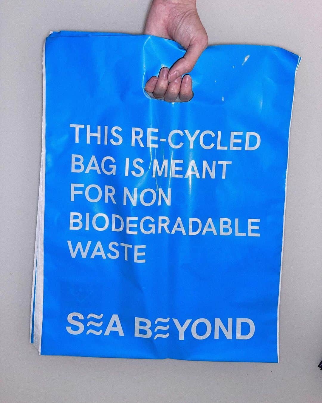 ソミさんのインスタグラム写真 - (ソミInstagram)「Summer #seaBeyong with prada🧚🏻‍♀️ This recycled bag is meant for non-biodegradable waste💦」8月17日 22時39分 - somsomi0309