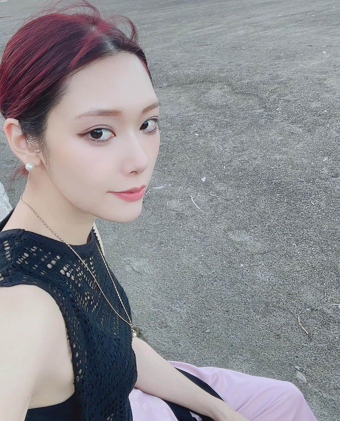 ルウトのインスタグラム：「🍷🥀  髪の色お気に入り💋 切るかもう少し伸ばすか悩みどころ。」