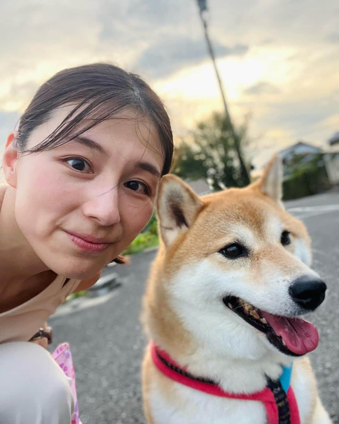 大橋夏菜のインスタグラム：「また一つ歳をとりました。  自分が産まれた季節だからか、夏の思い出がたくさんあるからか、、 誕生日に生まれ育ったこの地で過ごせることが幸せだなぁと感じる。  今年もこの景色と家族、リリと過ごせて、泣くほど笑わせてもらって。 いつもありがとう。    もう41。 まだ41。  限りある時間を大切に過ごしていきたいな。  ※この後、暑くて歩かなくなった息子を超える体重のリリを担いで帰宅。。 あれ、去年もそんなことがあったな、、  会うたびにおデブになってるリリが本当に心配。。  #8月17日 #今日は誕生日 #ありがとう」