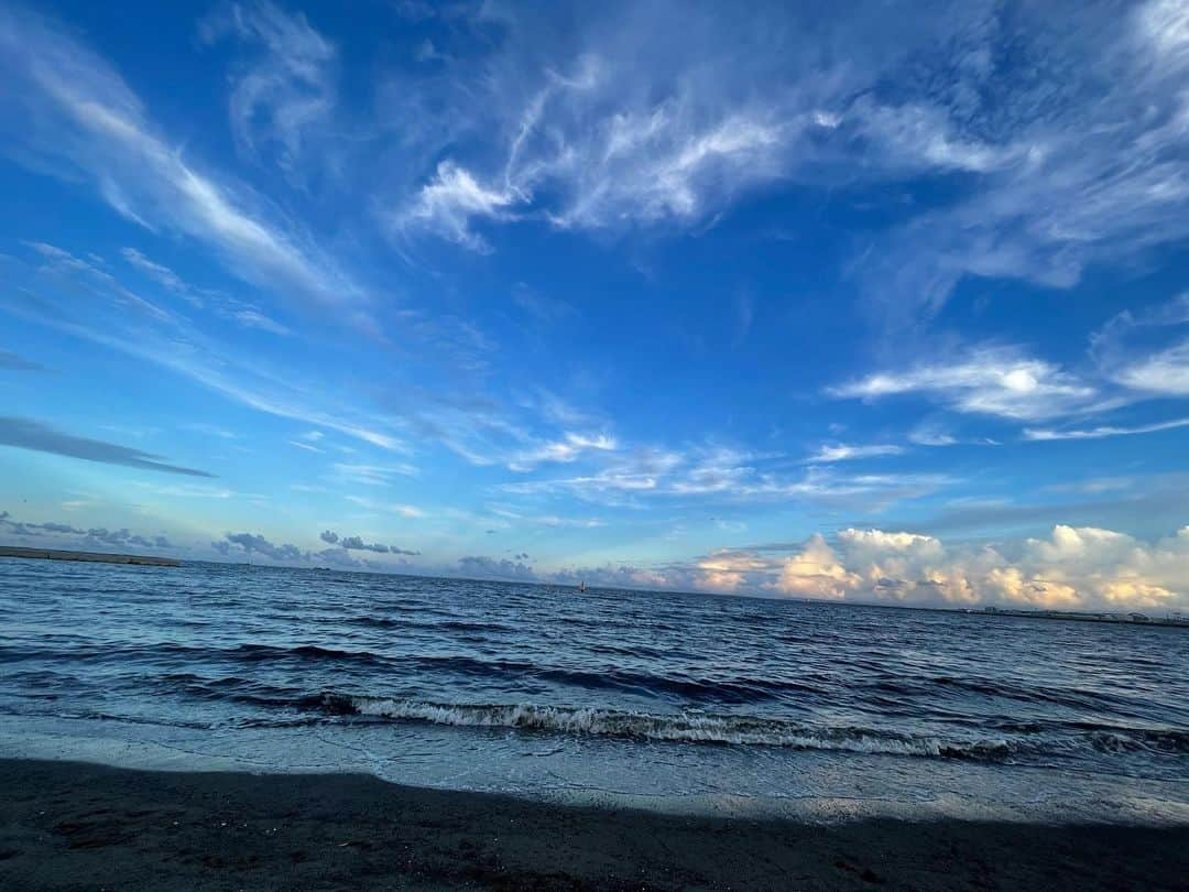 ルウトさんのインスタグラム写真 - (ルウトInstagram)「🌇  先日の思い出 夕方の海いちばん好き⛱️」8月17日 22時41分 - chitoseruto