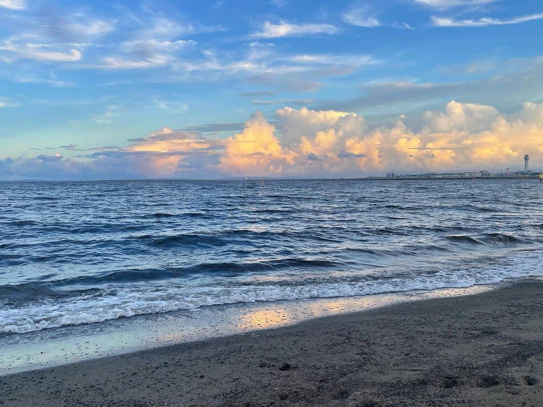 ルウトのインスタグラム：「🌇  先日の思い出 夕方の海いちばん好き⛱️」