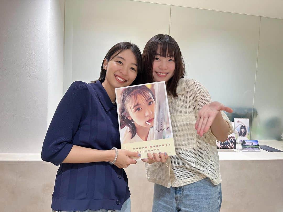 のインスタグラム：「鳴海唯ちゃんと‎🫶🏻️ お久しぶりに事務所で会えました☺︎ 映画『偽りのhappy end』以来の📷  本日発売 鳴海唯ちゃんの写真集｢Sugarless」 私が好きな九州での撮影だったそうでどれも素敵な写真ばかりでした‎‪‪☺︎‬」