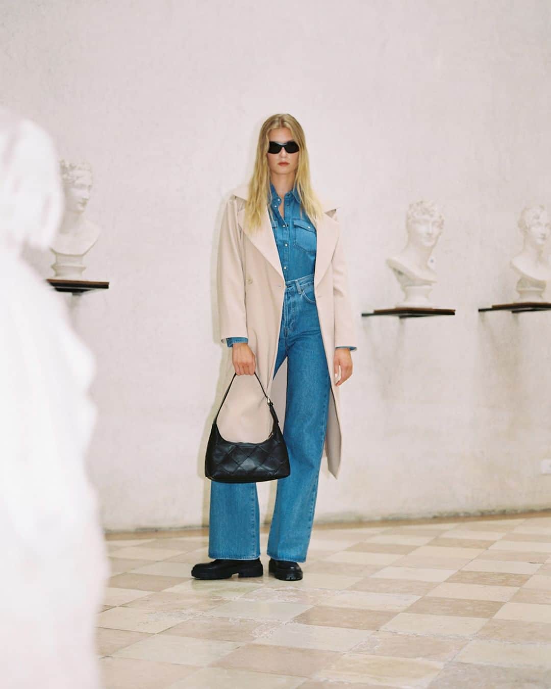 シスレーのインスタグラム：「Denim + trench: the art of layering❣ Shop at the link in bio🔗   #Sisley #FW23 #newcollection #style #fashion #womenswear #coordset #newin」