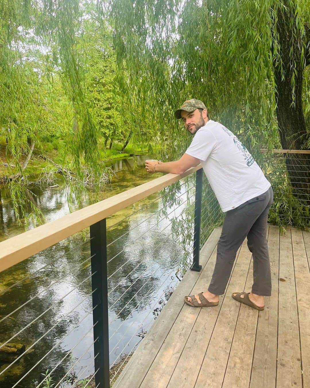 ジャック・ファライーのインスタグラム：「Really enjoyed visiting @themillglenarbor … a gorgeous renovation and great coffee. I’ve been coming up here for 30 years and it’s so nice to see so many new businesses opening in the area. Threw my feet in the river and felt the tadpoles nibble.」