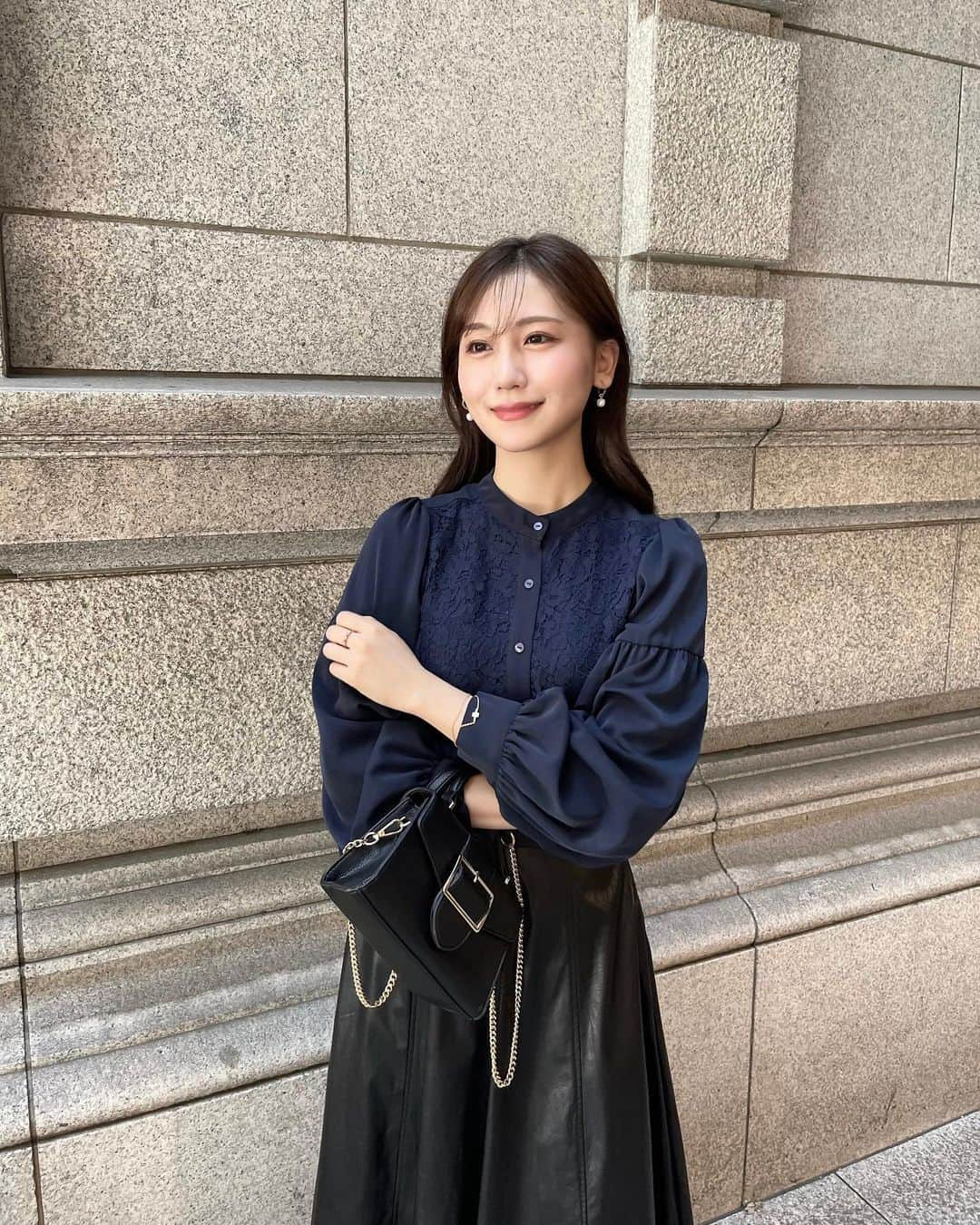 小嶋真子さんのインスタグラム写真 - (小嶋真子Instagram)「⁡ 来週発売のAutumn Collectionから🎼 ⁡ 控えめな光沢ととろみのある落ち感が特徴の生地に ラッセルレース生地をのせたブラウス。 ⁡ レースのない袖や後ろにも切り替え.ギャザーをたっぷり入れて どこから見ても華やかに着映えする一枚に仕上げています🍁 ⁡ 軽やかな着心地で秋口から大活躍の予感..♡ 肌寒くなってきたらジャケットやトレンチを合わせたいな☺️ ⁡ 8/25 20:00よりオンラインストアにて発売です✍🏻」8月17日 22時47分 - makochan_2525