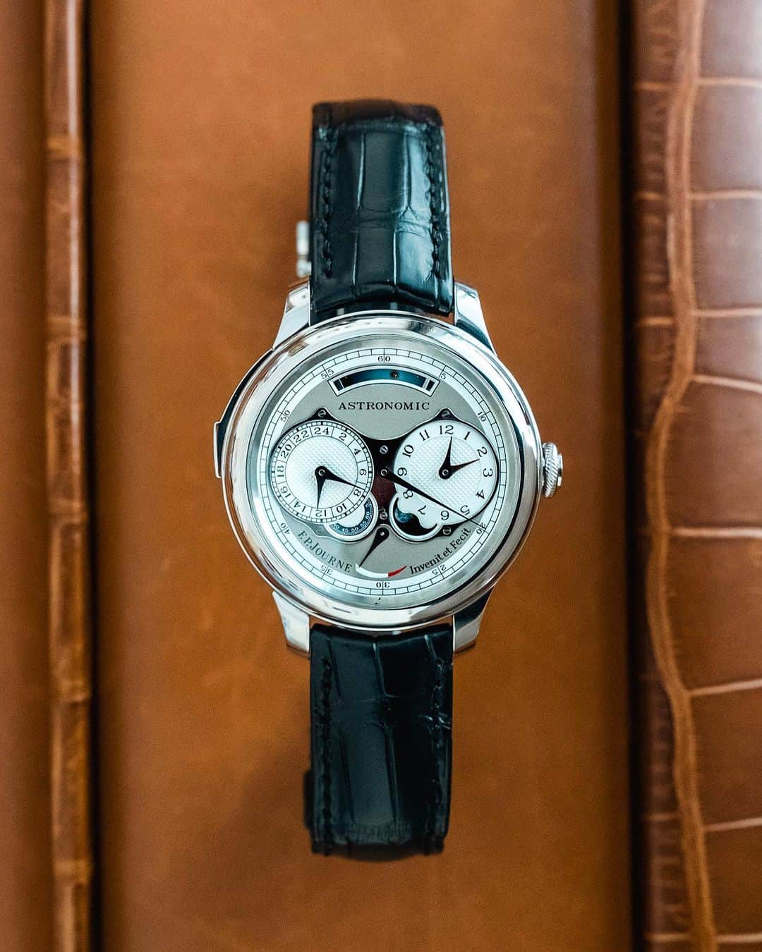 Daily Watchさんのインスタグラム写真 - (Daily WatchInstagram)「The classic perfection of F.P. Journe’s most complicated watch, the Astronomic Souveraine. An astronomical watch with 18 functions and complications. A true masterpiece, and only a few are produced per year by @fpjourneofficial #fpjourne #fpjourneastronomic」8月17日 22時51分 - dailywatch