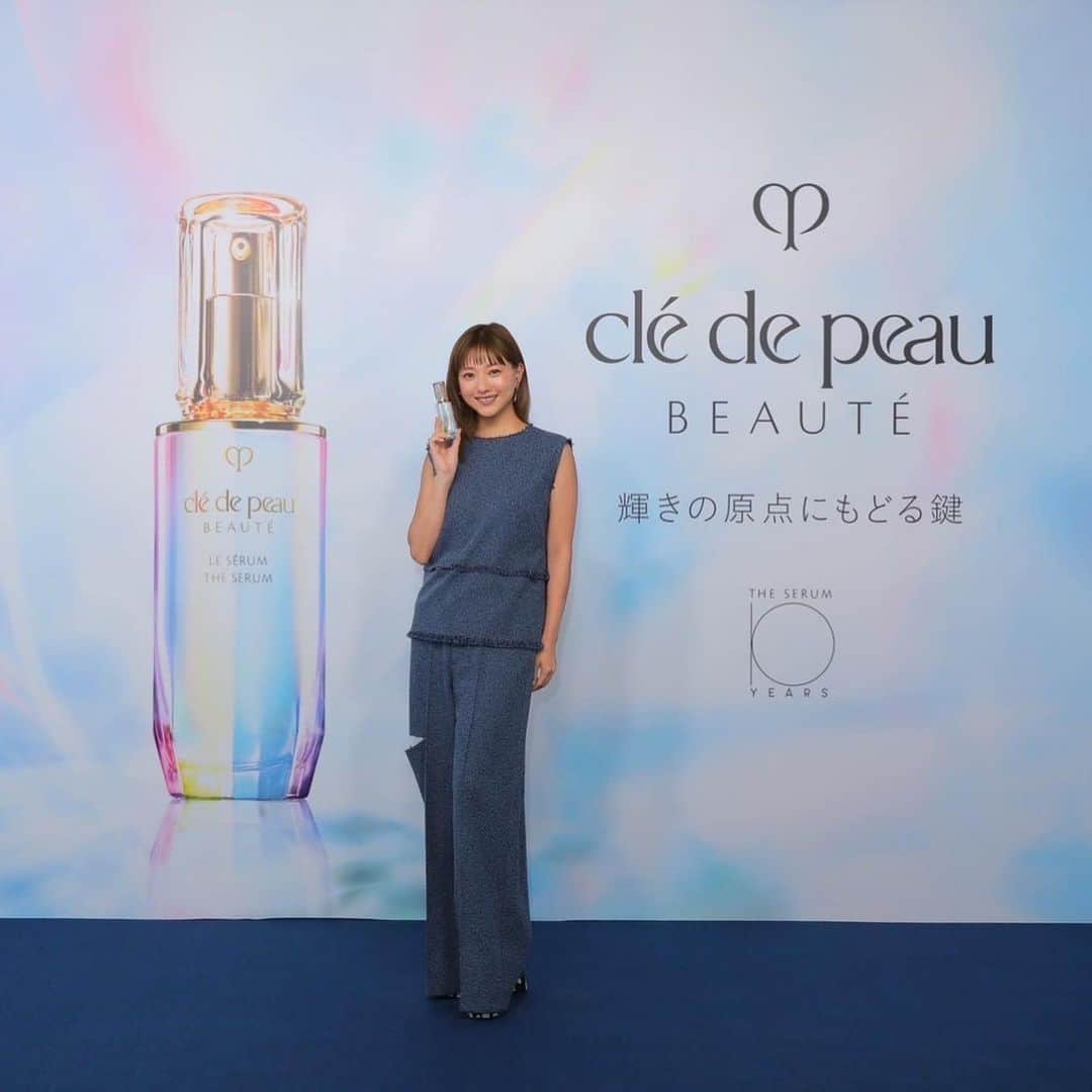 のインスタグラム：「私の憧れの肌を育む、クレ・ド・ポー ボーテ✨  美容液「ル・セラム」 が誕生10周年を記念してPOPUPイベントを開催するよ🥰  『輝きの原点にもどる鍵』というコンセプトで作られた空間が、 自分の肌と心に向き合う時間を幻想的に体験させてくれます。  40 年以上も肌細胞研究をしていることや、 すべての女性が輝く社会の実現に向けての活動などなど、、☺️  ここでは語りきれませんが、  クレ・ド・ポー ボーテの情熱や想いを知ることで、アイテムを手にする喜びや幸せが、 憧れの肌を育んでくれてるのではないかと思います。  ぜひ、みんなも自分を知るきっかけに体験してみてください🥰  場所:ヨドバシ J6 ビル (東京都渋谷区神宮前 6-35-6)  期間:2023 年 8 月 1 8 日(金)〜8 月 27 日(日)  事前予約制なので、気をつけてね😉  #クレドポーボーテ  #ルセラム  #細胞からはじまる輝き  #pr   @cledepeaubeaute」