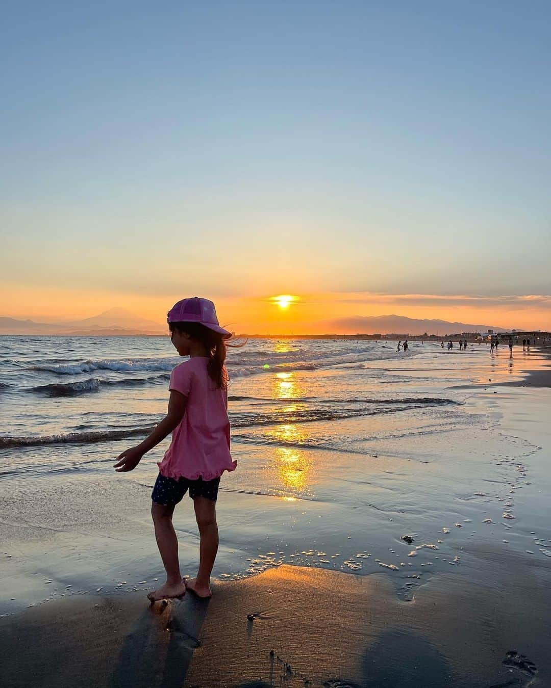 石田剛規のインスタグラム：「少し前の海。ちょっと寄っただけだけど、 夕焼けがきれいで娘も大満足。 今年は蟹よりも盆踊りが大好きな様子。」