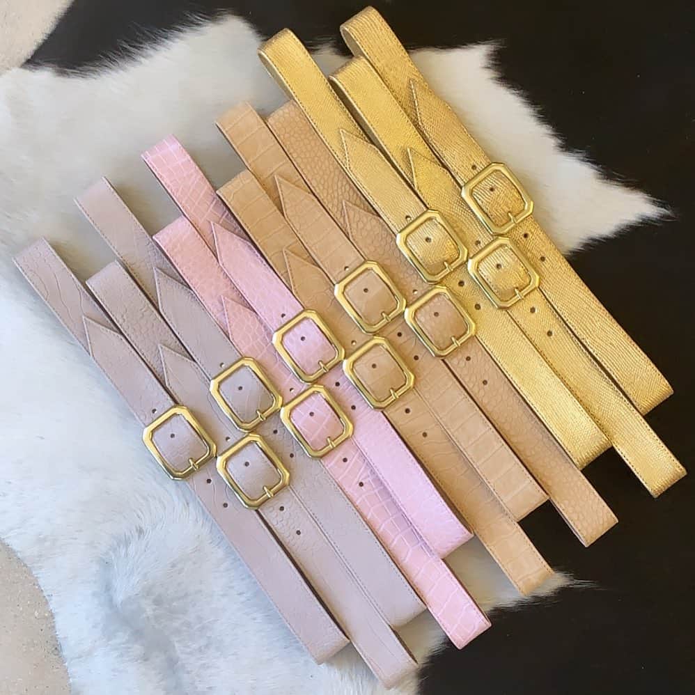 jjウィンタースのインスタグラム：「Our Mini Kylie Belts in some fun leathers! L to R: Stone Hornback, Light Pink Croco, Latte Hornback + Golden Lizard!」