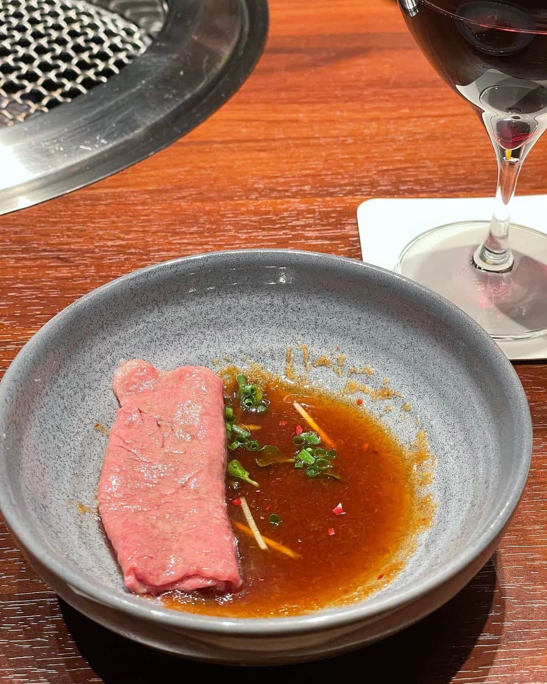 maari watanabe(まありん)さんのインスタグラム写真 - (maari watanabe(まありん)Instagram)「今年もやっぱり焼肉が1番好きです…👼❤️ 焼肉ホルモンうしごろ銀座店 @ushigoro_yakiniku で頂いた正肉コースが完璧すぎて感動しました…  バランス良く色んなお肉が食べられて、量が素晴らしく丁度いい✨  とろけるロース、クリ、クラシタのお肉があまりに絶品で上品で感動でした❤️  締めのカレー、冷麺もラストまで…最高！  銀座店は個室もあって、ゆっくりお肉を味わうことができました…👼  またこのコース、リピしたい！ まだまだ焼肉がいける胃袋で良かった…笑  #銀座グルメ  #銀座ディナー #銀座デート  #焼肉ホルモンうしごろ銀座店 #PR」8月17日 22時57分 - manyo_wt