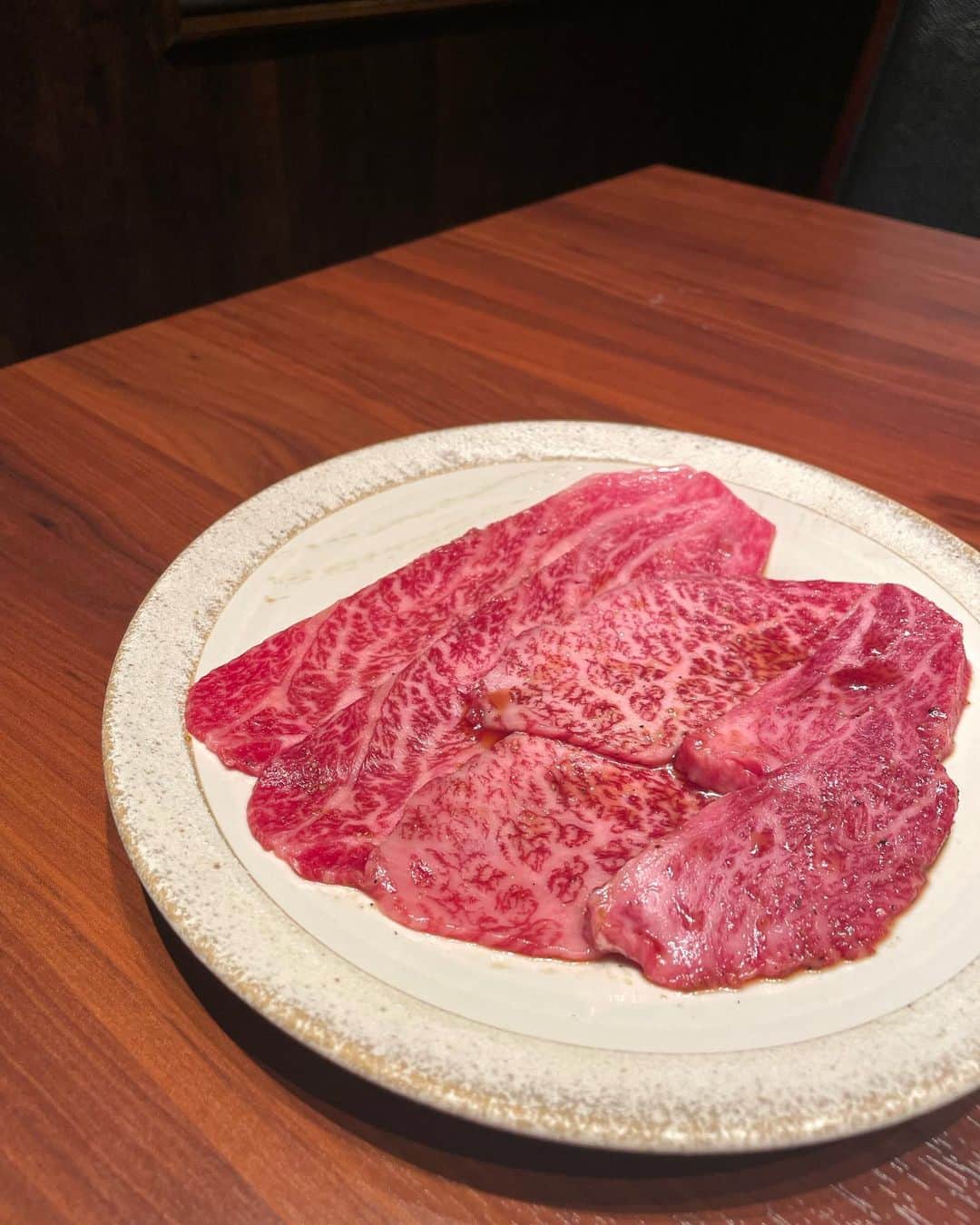 maari watanabe(まありん)さんのインスタグラム写真 - (maari watanabe(まありん)Instagram)「今年もやっぱり焼肉が1番好きです…👼❤️ 焼肉ホルモンうしごろ銀座店 @ushigoro_yakiniku で頂いた正肉コースが完璧すぎて感動しました…  バランス良く色んなお肉が食べられて、量が素晴らしく丁度いい✨  とろけるロース、クリ、クラシタのお肉があまりに絶品で上品で感動でした❤️  締めのカレー、冷麺もラストまで…最高！  銀座店は個室もあって、ゆっくりお肉を味わうことができました…👼  またこのコース、リピしたい！ まだまだ焼肉がいける胃袋で良かった…笑  #銀座グルメ  #銀座ディナー #銀座デート  #焼肉ホルモンうしごろ銀座店 #PR」8月17日 22時57分 - manyo_wt