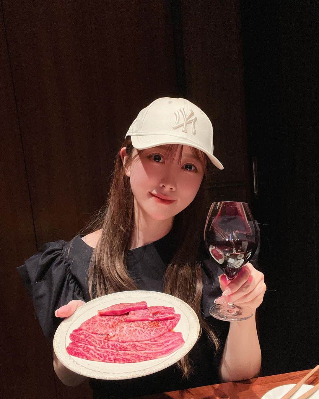 のインスタグラム：「今年もやっぱり焼肉が1番好きです…👼❤️ 焼肉ホルモンうしごろ銀座店 @ushigoro_yakiniku で頂いた正肉コースが完璧すぎて感動しました…  バランス良く色んなお肉が食べられて、量が素晴らしく丁度いい✨  とろけるロース、クリ、クラシタのお肉があまりに絶品で上品で感動でした❤️  締めのカレー、冷麺もラストまで…最高！  銀座店は個室もあって、ゆっくりお肉を味わうことができました…👼  またこのコース、リピしたい！ まだまだ焼肉がいける胃袋で良かった…笑  #銀座グルメ  #銀座ディナー #銀座デート  #焼肉ホルモンうしごろ銀座店 #PR」