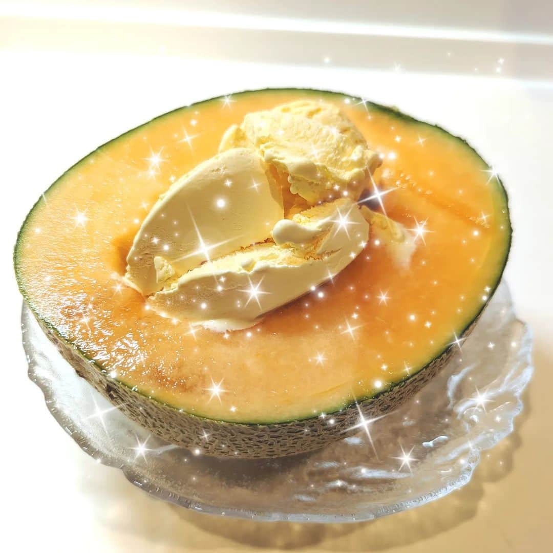 島田佳奈のインスタグラム：「今夜はメロンを富裕層のように食べる笑  #毎年恒例 #毎年くれるのもパパ」