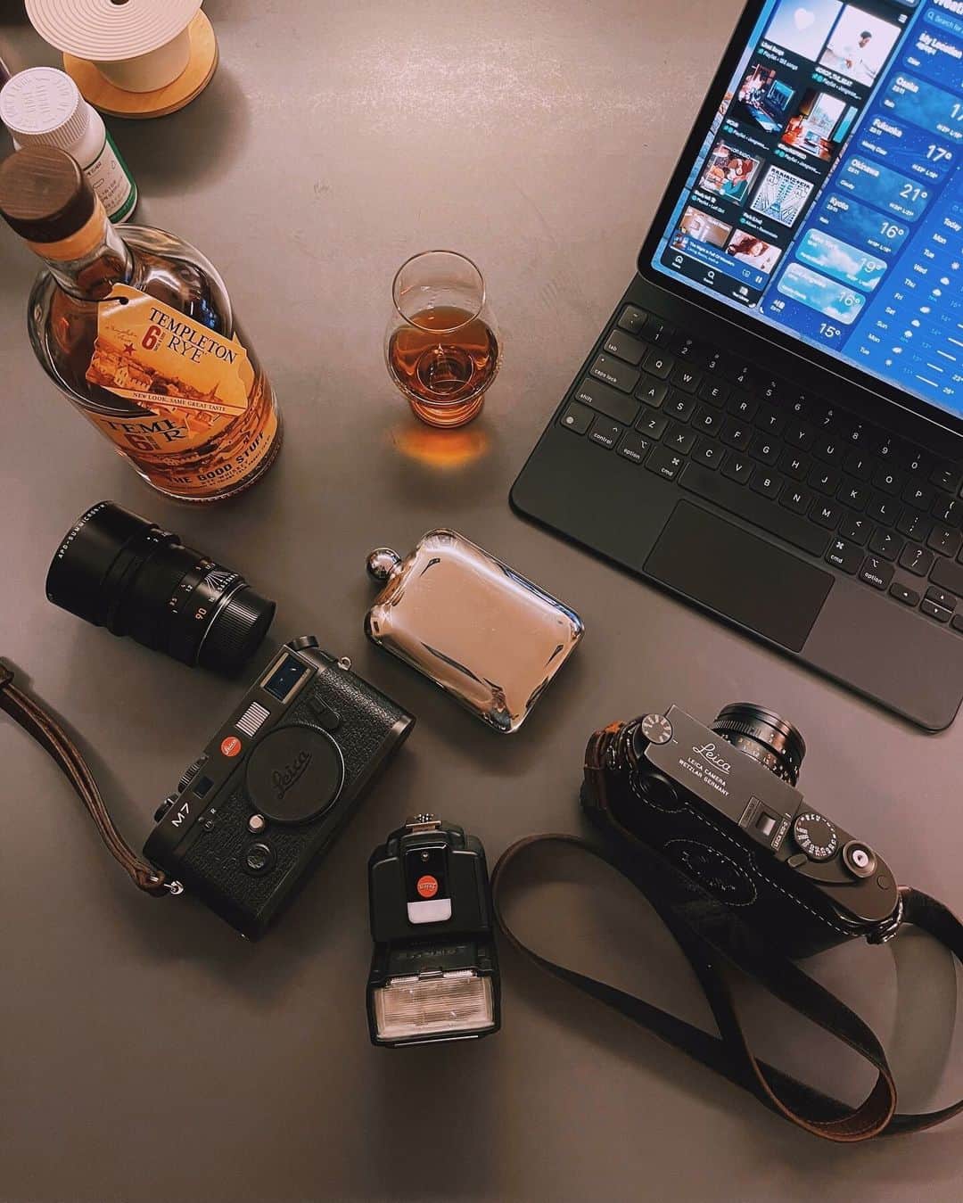 ライカさんのインスタグラム写真 - (ライカInstagram)「Creatives  Maybe not the best part of a shooting day, but tidying up massive amounts of image files is a part of photographer's daily routine. How do you maintain order when the creative spirit gets in the way?  Grab your Leica and show us your own aesthetic. Use #LeicaEDC.  📷:@rye_whiskey #LeicaCamera #Leica #🔴📷」8月17日 23時00分 - leica_camera