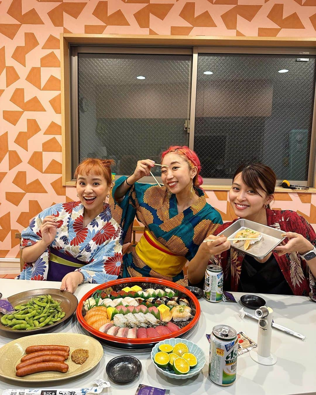 ももさんのインスタグラム写真 - (ももInstagram)「はろりたちと夏🍣🎆👘💞  夏したいね！って言って浴衣着てお家でお寿司パーティ！ 祭りがなきゃ祭りつくっちまう、はろりたち🤣 はろりギャルズは本当いつも最高🤝 大好き💘 あと、お祭りも、お寿司も、夏も、だいすき！  まだまだしよ、夏、はろりたち😉❓   #はろりははろりでできている」8月17日 23時10分 - charanpo_momo