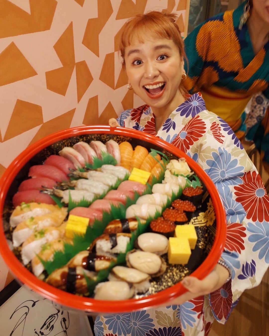 もものインスタグラム：「はろりたちと夏🍣🎆👘💞  夏したいね！って言って浴衣着てお家でお寿司パーティ！ 祭りがなきゃ祭りつくっちまう、はろりたち🤣 はろりギャルズは本当いつも最高🤝 大好き💘 あと、お祭りも、お寿司も、夏も、だいすき！  まだまだしよ、夏、はろりたち😉❓   #はろりははろりでできている」