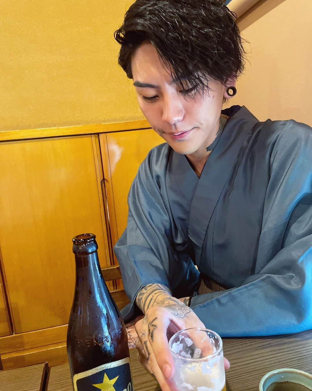 KOHEYのインスタグラム：「休日は瓶ビール飲むようにしてる。知らんけど。  #浴衣男子  #tattoo  #tattoos  #タトゥー」