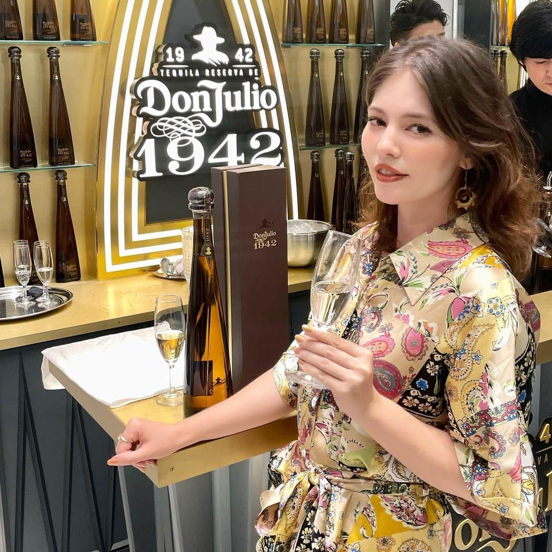 湊ジュリアナさんのインスタグラム写真 - (湊ジュリアナInstagram)「“Don Julio 1942 Lounge in BARNEYS NEW YORK” レセプションパーティーに行って来ました〜✨✨🎶 今回はdon julioにピッタリなゴールドカラーのコーデを着たよ✨ 賑やかでdjさんがかっこいい曲を流してました〜🎶沢山好きな人もいたので嬉しかったです。音楽+ファッション+お酒=fun✨ 素敵なレセプションパーティーでした🎉  #donjulio #donjulio1942lounge #donjulio1942 #tequila #tequiladonjulio #ドンフリオ1942 #BarneysNeyYork #barneys100 #バーニーズ @officialdonjulio @barneysjapan @barneysnewyork_roppongi @barneysny @donjuliotequila」8月17日 23時07分 - julianaminato