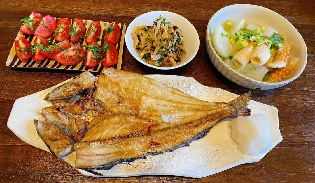 山崎ケイのインスタグラム：「🍱 ほっけ焼き ちくわとかぶの煮物 もやしキュウリきくらげハムの中華サラダ トマト  #献立」