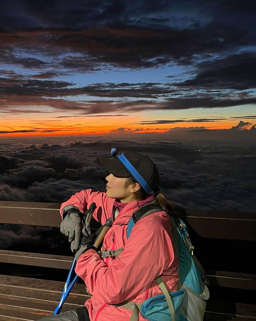 DJ NANAのインスタグラム：「先週月曜日30歳の記念に 富士山登山チャレンジしてきました🎉  コースは吉田コース⛰ 登山は未経験🥶  夜9:30にスタート！ 最初は雨がすごかったけど 7合目ごろから少し落ち着いて 御来光前にはキレイすぎる雲海が..✨  写真は8合5勺目にあるの御来光館で 御来光30分前の写真📸  キレイすぎた...🥹💓  #富士山 #富士山登山 #8合5勺  #御来光館 #弾丸登山 #初登山 #30歳記念 #人生一の絶景 #感動 #また明日富士山投稿します」