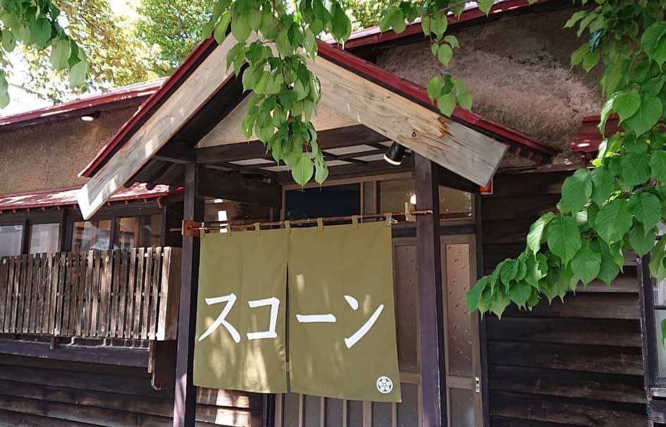 河野真也さんのインスタグラム写真 - (河野真也Instagram)「中川町の小屋に、８月の毎週末、美味しくて素敵なお店が来てくれる「こやのわマルシェ」。  8/19.20に登場するのは、札幌市豊平区にある「チェットベーカリーおもや」さん。 @chetbakeryinc   大きな桜の木がある古民家で、美味しいパンを作ってらっしゃいます。  新しい建物にはない、その場所に馴染んだ風格というものが古民家にはあります。  どのパンも美味しいですが、僕のオススメは加水率８３%の食パン！これ、大好き！  パンには北海道産小麦、生乳は長沼あいすの低温殺菌牛乳を、蜂蜜は太田養蜂場のアカシアを使う北海道へのこだわりです。  そして写真３枚目と４枚目。 月一回、定休日に販売しているスコーンも今回持って来て下さるそう！ @miles.cones   あ、中川町の小屋のすぐそばには大きなニレの木がありまして。 （札幌で行なった「サッポロの山 サッポロの木 サッポロの人」のイベントでもニレの木が主役でした。偶然！）  桜の木の下にある古民家から、ニレの木の下にあるまだ新しい小屋に場所を変えて、美味しいパンを提供して下さいます。  いつか中川町の小屋も、この古民家のような風格を持てたらいいなぁ。  #北海道 #中川町 #こやのわマルシェ #hokkaido #nakagawa #パン」8月17日 23時11分 - okurahoma_kawano