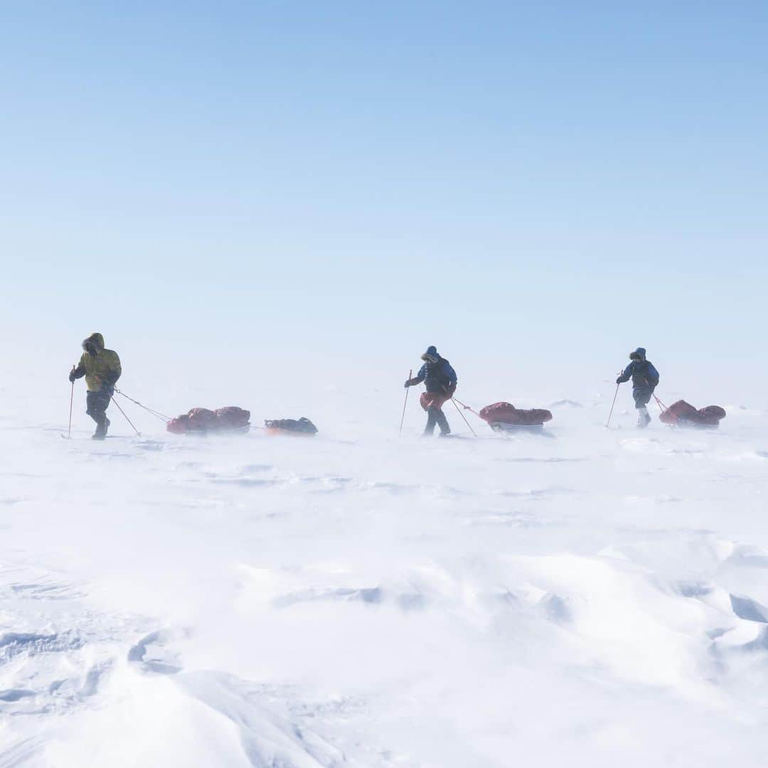 マイケル・ドーソンさんのインスタグラム写真 - (マイケル・ドーソンInstagram)「Just over 6 months since we slid into the South Pole after 50 days on the tools. Rad feeling seeing Amundsen Scott South Pole Station on the horizon.   The film is locked and in post so stay tuned for updates ❄️🎿🥶   @resonate_nz @antarcticheritage」8月17日 23時17分 - mrmikedawson