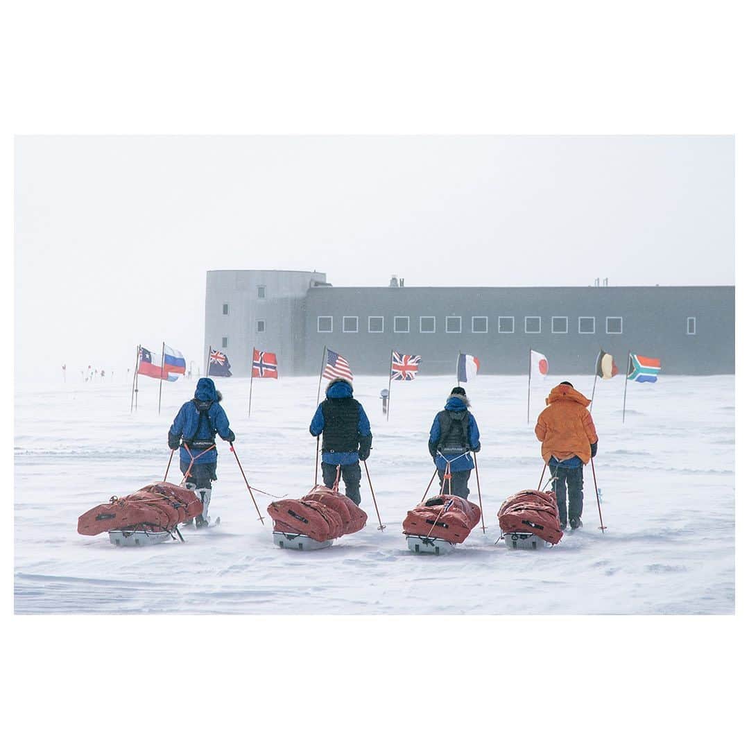 マイケル・ドーソンのインスタグラム：「Just over 6 months since we slid into the South Pole after 50 days on the tools. Rad feeling seeing Amundsen Scott South Pole Station on the horizon.   The film is locked and in post so stay tuned for updates ❄️🎿🥶   @resonate_nz @antarcticheritage」