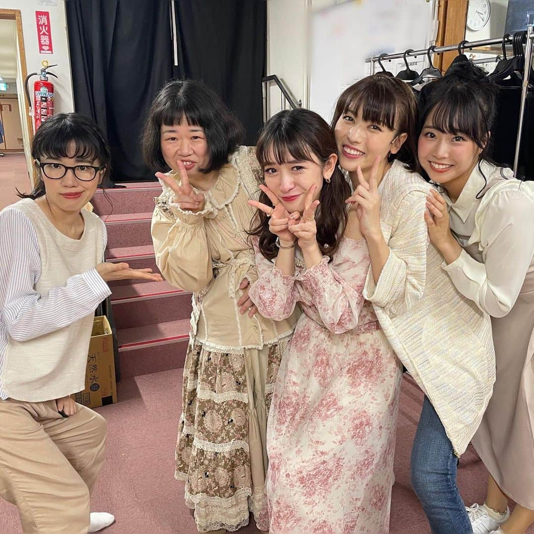 矢島舞美さんのインスタグラム写真 - (矢島舞美Instagram)「. 本日も舞台『いいね！光源氏くん』ご観劇・応援、誠にありがとうございました✨ 今日でおはるちゃんこと小泉遥香ちゃんが一足先に千秋楽でした🥲 おはるちゃん、本当にお疲れ様でした‼︎🥲 よく笑い、物怖じしない性格のおはるちゃん‼︎こんなに可愛らしいキュートなお顔立ちなのに、意外とサバサバしていて、清々しいまでに自然体‼︎ 稽古場がパァッと明るくなって、みんなの距離をぐんっと縮めてくれました☺️♡ カーテンコールでは頑張って挨拶をしていたけど、ハケた瞬間泣き出しちゃって、 そんな姿にみんなきゅーん♡としてしまいました😭笑 またいつか、一緒にお仕事できたらいいね♡☺️ . 私たちも残すはあと1日！2回公演で、千穐楽です😳あと2回きりのこの作品を全力で楽しみ、大切に演じたいと思います！！👊 . . #舞台#いいね光源氏くん#三越劇場 #伊藤修子 さん#小野寺ずる さん#加藤夕夏 ちゃん#小泉遥香 ちゃん#矢島舞美」8月17日 23時28分 - maimiyajima_official_uf